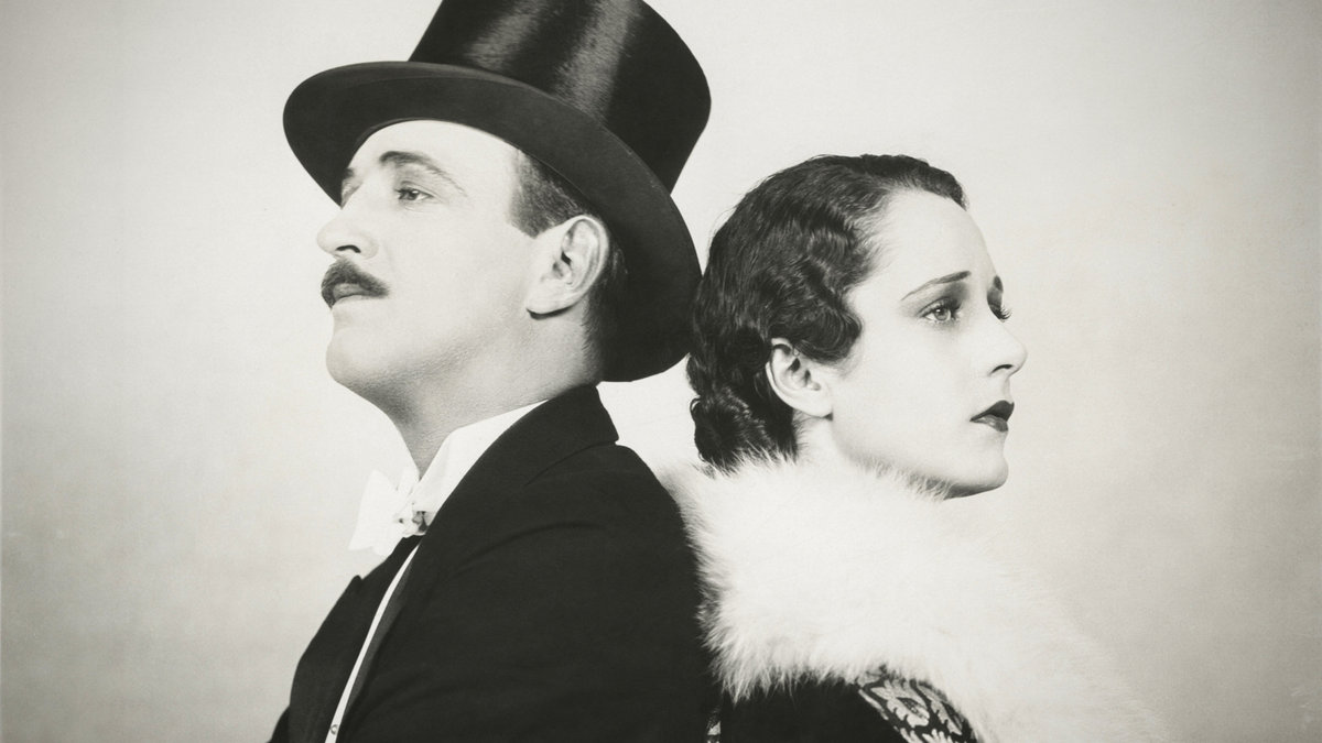 WEB-ANGRY-COUPLE-BACK-HAT-RETRO-MONOCHROME-Everett-Collection-Shutterstock_314931458