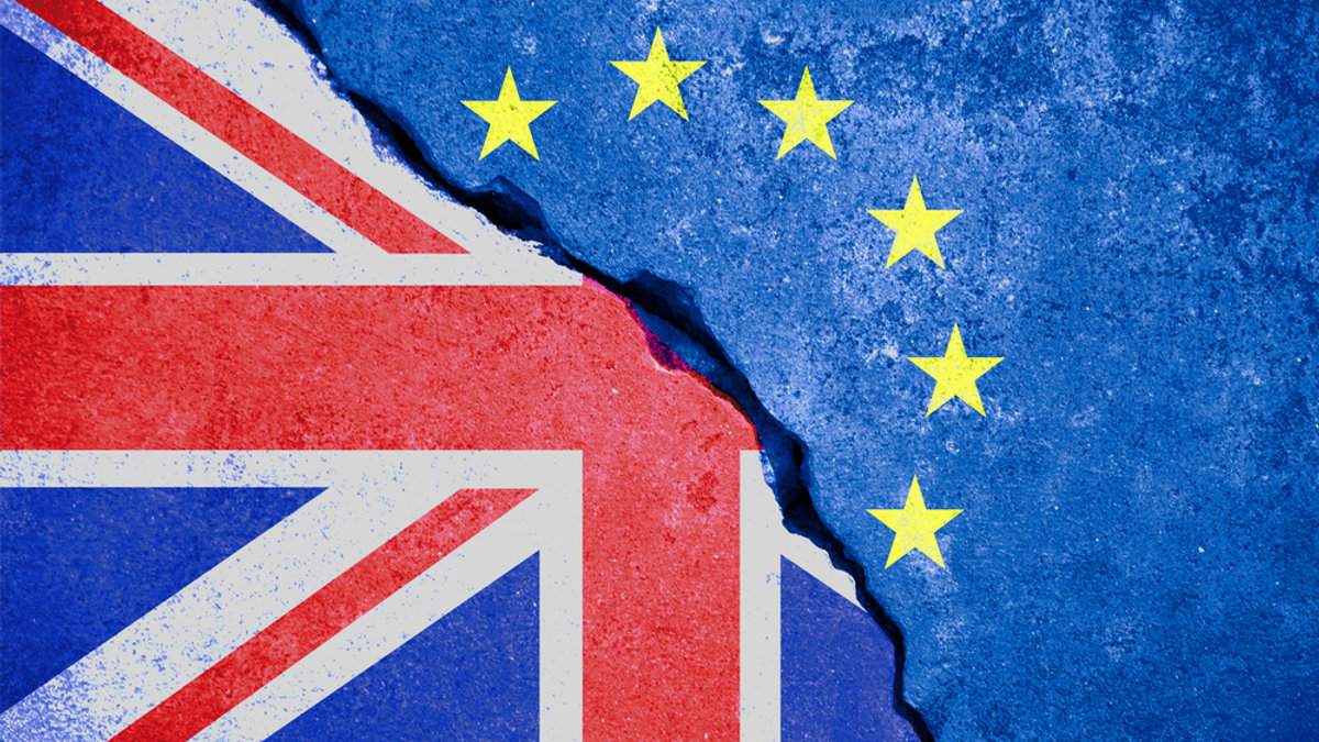 WEB BREXIT FLAGS EUROPE BROKEN Donfiore:Shutterstock