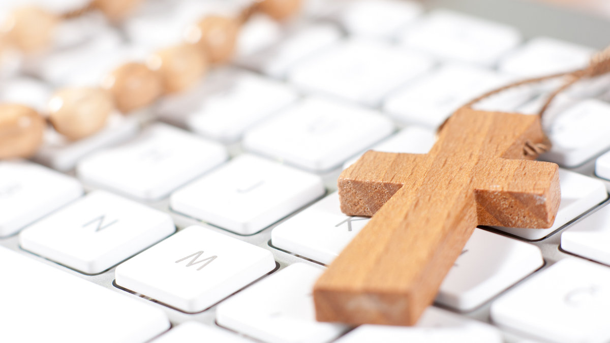WEB CROSS COMPUTER PRAY BIBLE © Tamisclao – Shutterstock