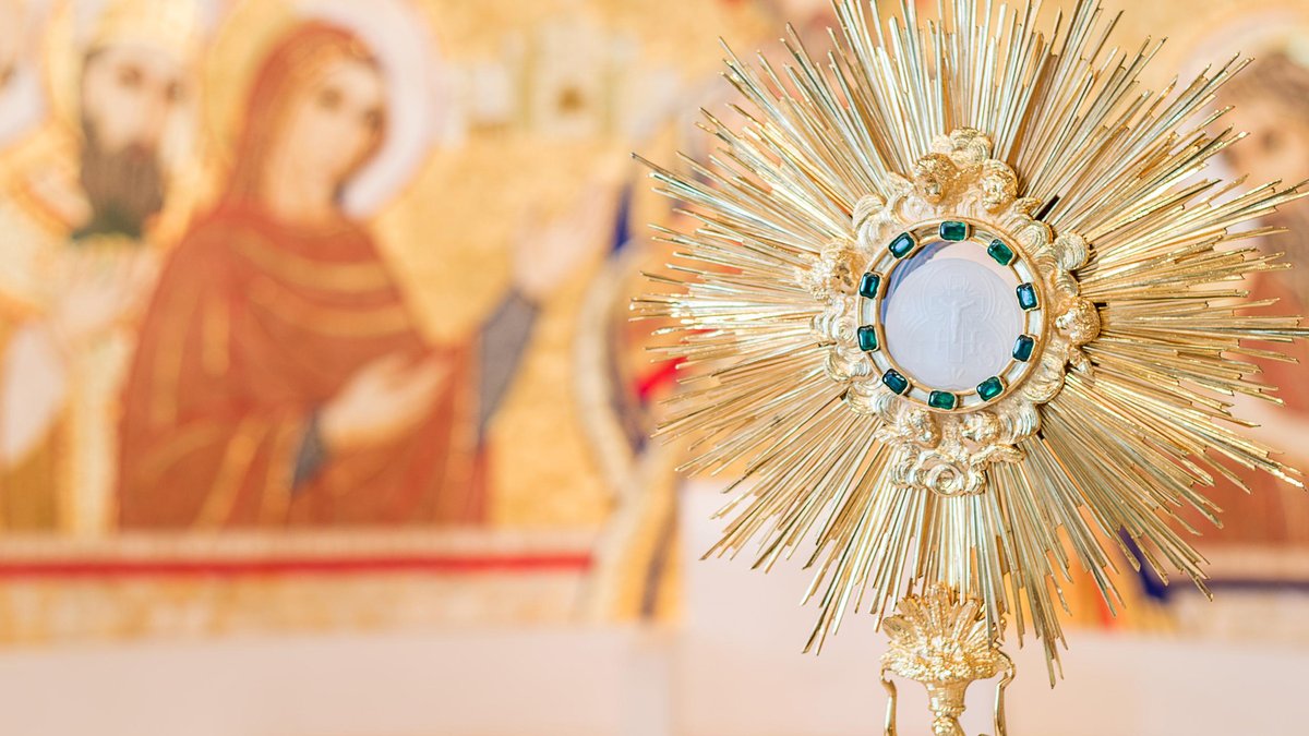 web-eucharistic-adoration-monstrance-thoom-cc-shutterstock