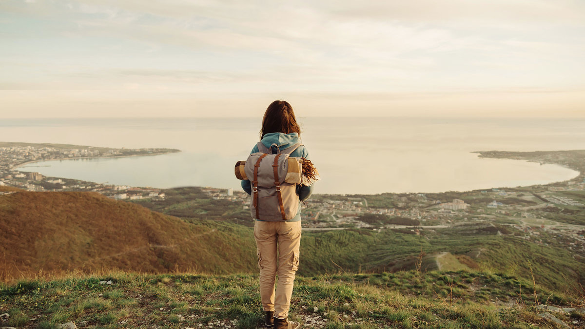 web-girl-mountain-view-ocean-small-poprotskiy-alexey-shutterstock_472151329