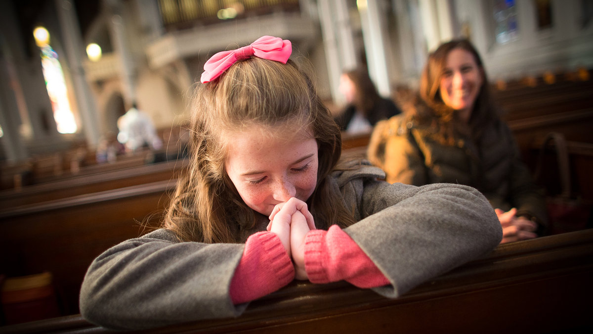web-girl-praying-church-pink-bow-george-martell-bcds-cc