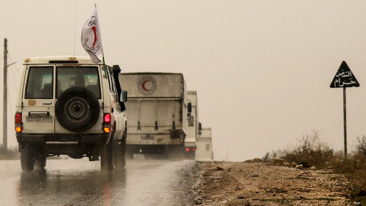Red crescent convoy arrives in Fu’ah town of Idlib
