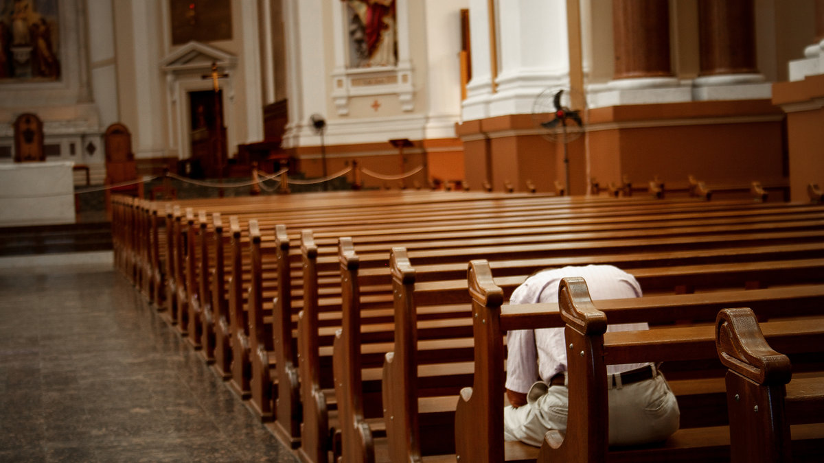 web-man-pew-alone-praying-valter-junior-cc
