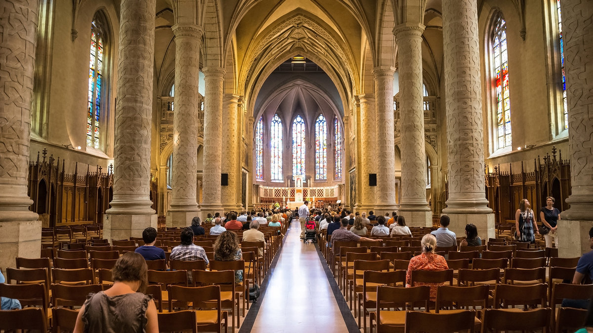 WEB MASS CHURCH SUMMER SUNDAY ©NaughtyNut : Shutterstock.com
