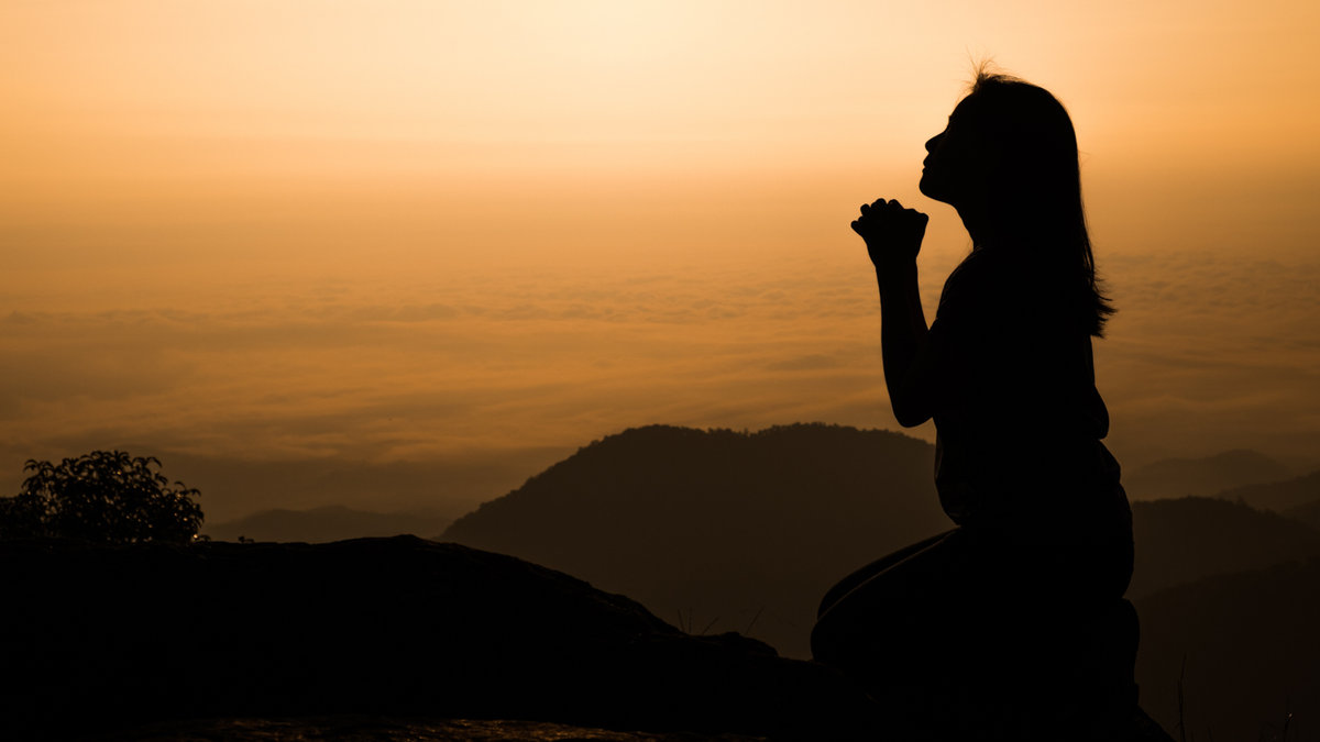 WEB MEDITATIONS PRAY CLOUDS LIGHT © Byjeng – Shutterstock