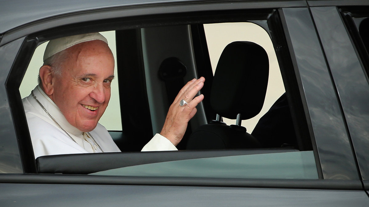PAPIEŻ FRANCISZEK W SAMOCHODZIE