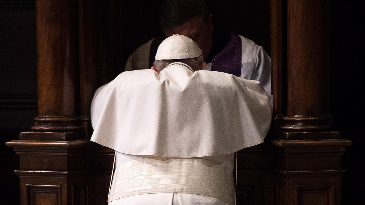 web-pope-francis-confession-000_dv1988330-osservatore-romano-via-afp