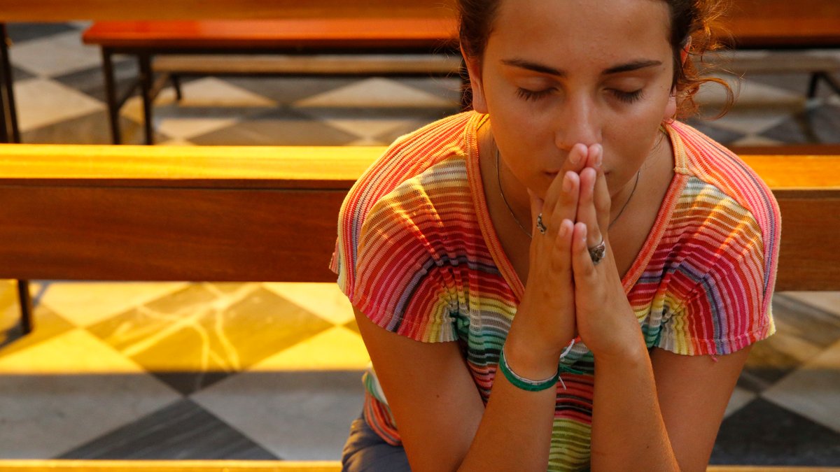 WEB PRAY CHURCH ALONE YOUNG WOMAN GODONG : BSIP Ai