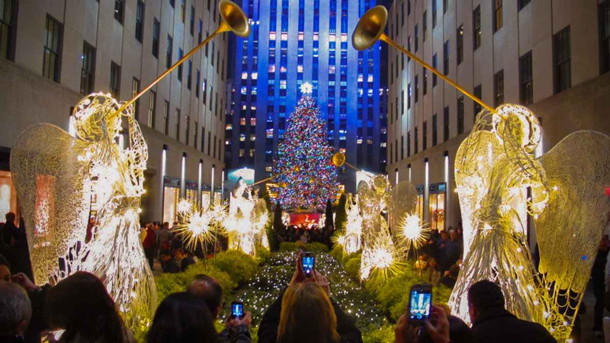 WEB-ROCKEFELLER-CENTER-TREE-CHRISTMAS-Andrew-Dallos-CC