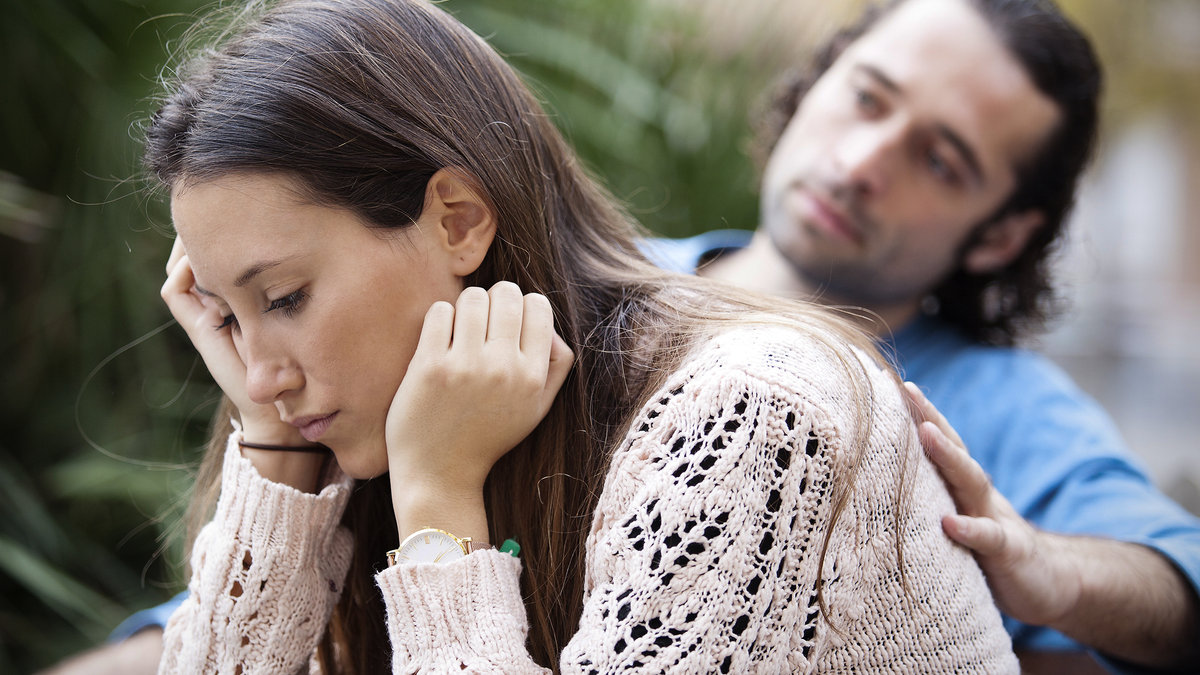 WEB-SAD-COUPLE-BENCH-WOMAN-Alejandro-J-de-Parga-Shutterstock_357930278