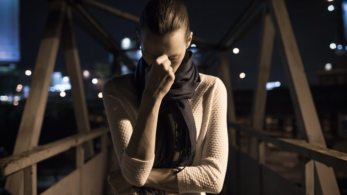 WEB-SAD-WOMAN-BRIDGE-NIGHT-KieferPix-Shutterstock_323749316