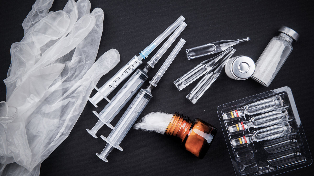 WEB-SYRINGE-NEEDLE-DRUGS-MEDICATION-SUICIDE-Romas_Photo-Shutterstock_310180061