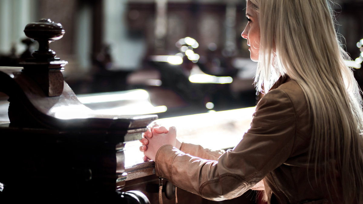 WEB-WOMAN-PRAYING-CHURCH-BLONDE-NATURAL-LIGHT-WOOD–Dieter-Hawlan-Shutterstock_98369792