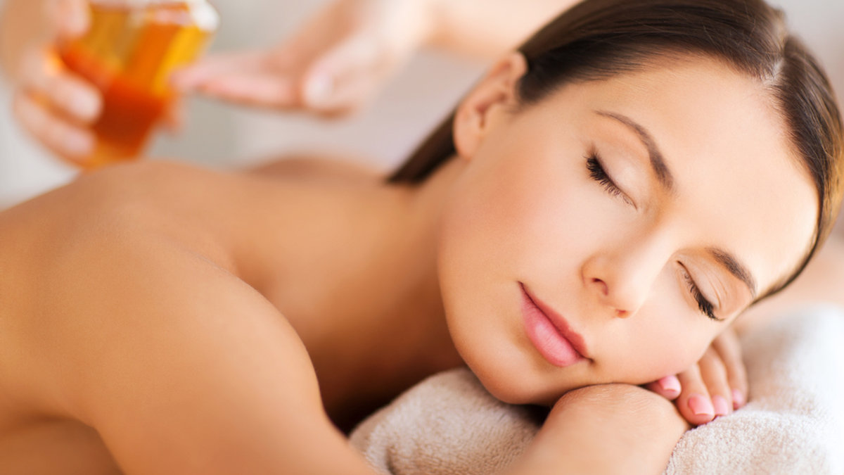 WEB-WOMAN-SPA-RELAX-shutterstock_170170055-Syda Productions-AI