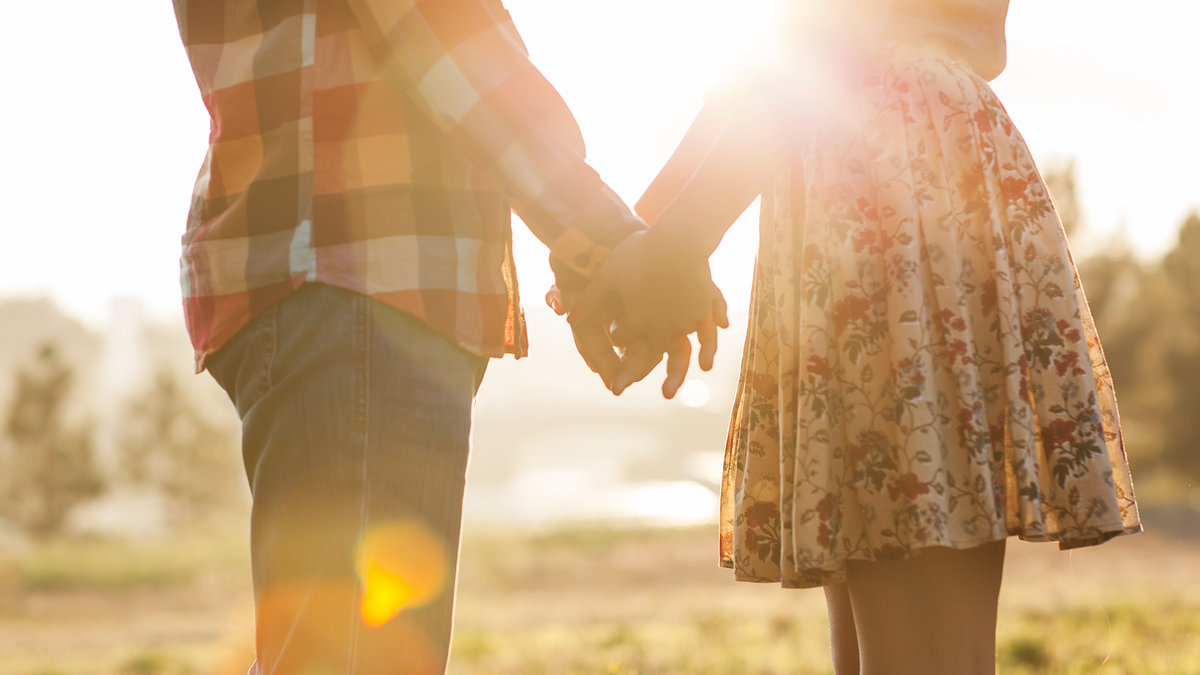 WEB YOUNG PEOPLE HOLDING HANDS © Rock and Wasp:Shutterstock.com