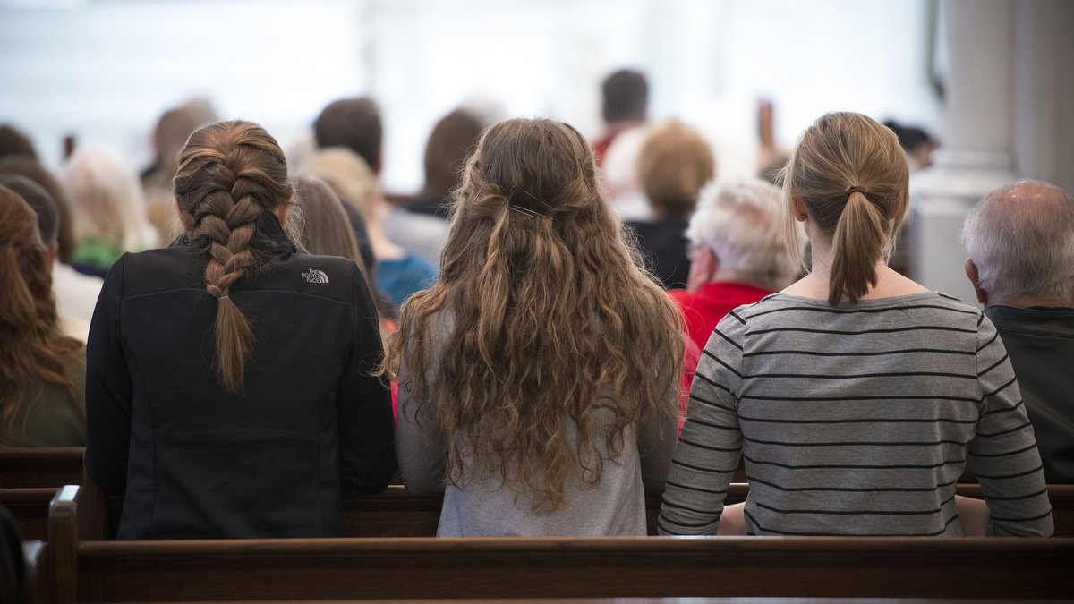 WEB-YOUNG-WOMAN-GIRL-MASS-PRAYING-Jeffrey-Bruno