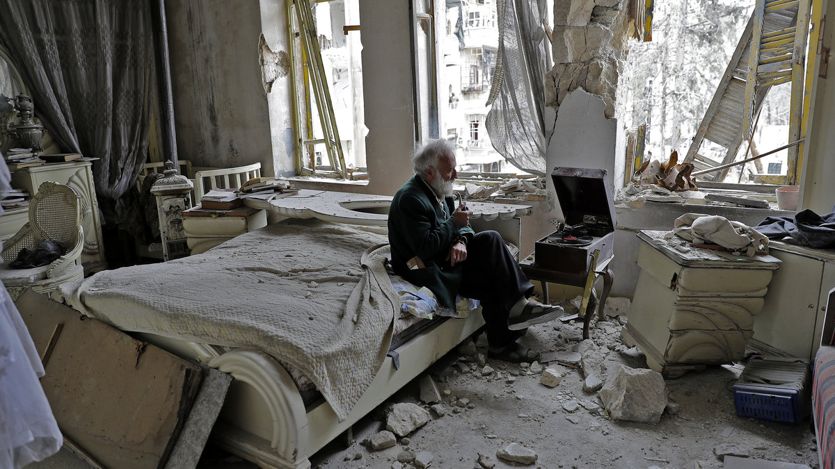 WEB2-PHOTO-OF-THE-DAY-ALEPPO-MAN-SMOKING-Joseph-Eid-AFP