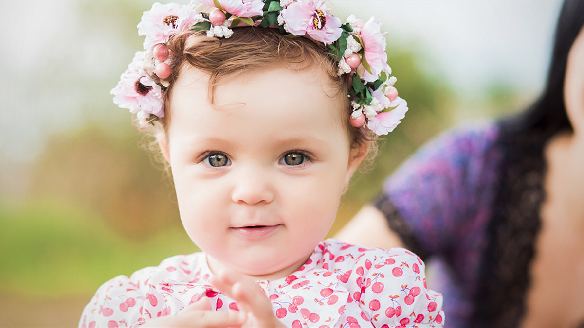 WEB3-BABY-FLOWERS-MOTHER-CUTE-SMILE-GIRL-Tanja-Vashchuk-Shutterstock