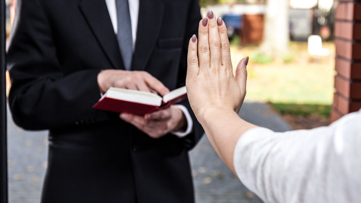 WEB3 BANNED JEHOVAH’S WITNESSES Photographee.eu shutterstock_226989829