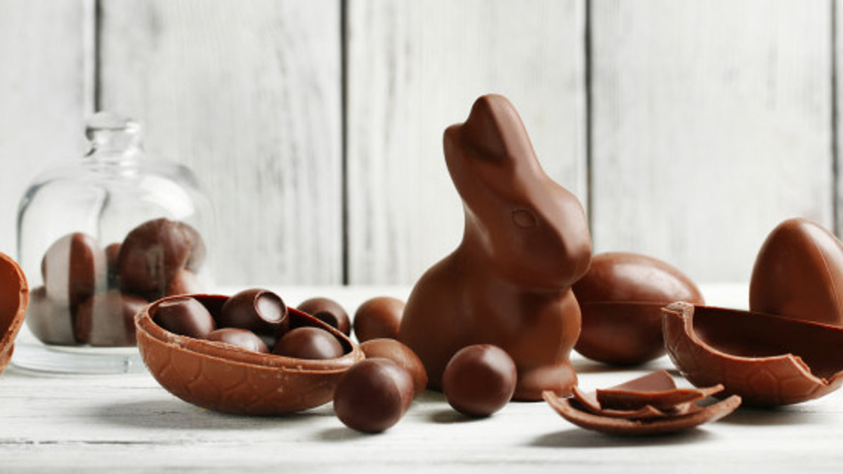 WEB3-CHOCOLATE-BUNNY-EASTER-JAR-EGGS-Africa Studio Shutterstock