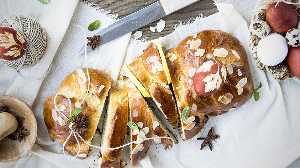 WEB3-EASTER-BREAD-GREEK-EGGS-FESTIVE-TRADITION-YARN-KNIFE-Lana-Konat-Shutterstock