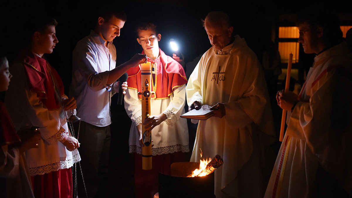 WEB3-EASTER-MASS-CANDLE-SATURDAY-DSC_7589-© Marko Vombergar-ALETEIA