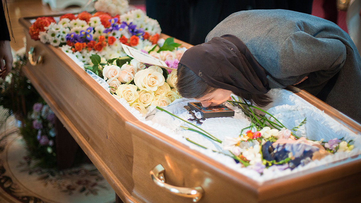 WEB3-FUNERAL-KISS-CASKET-COFFIN-FLOWERS-WOMAN-SPBPDA-CC