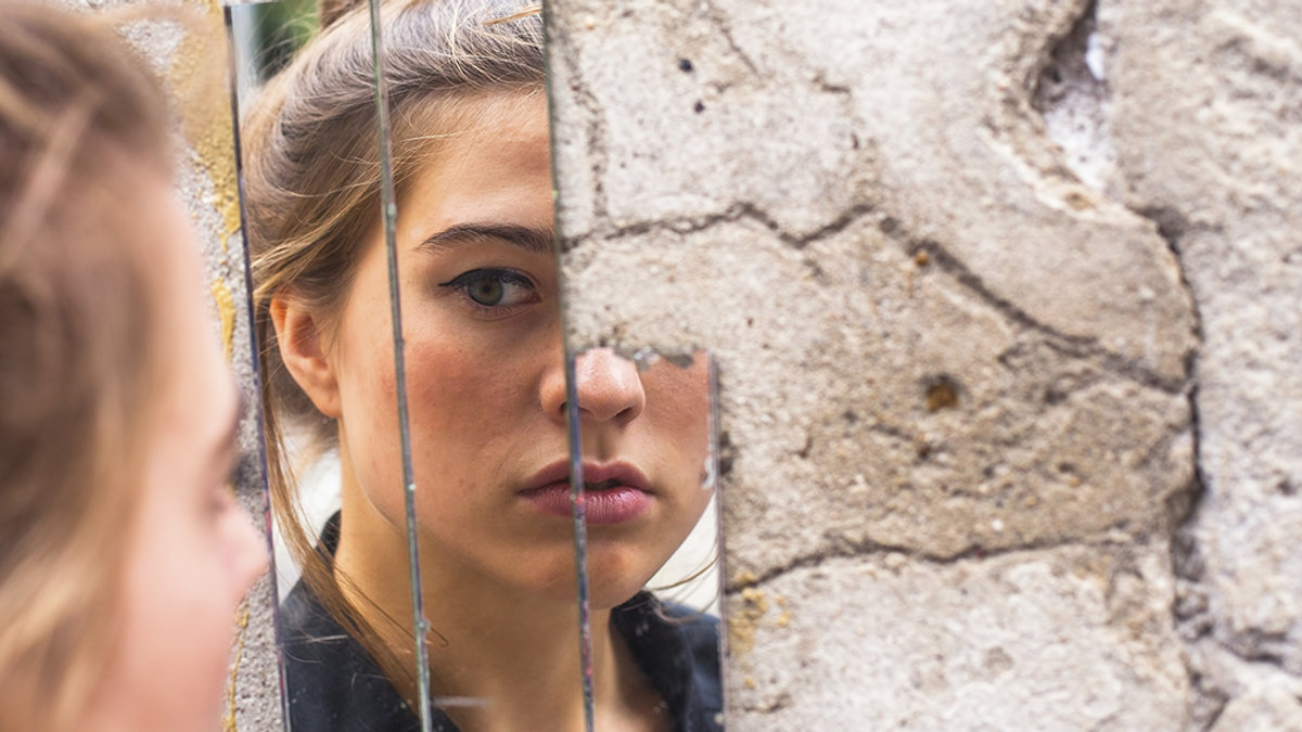 web3-girl-mirror-wall-face-crash-de-visu-shutterstock