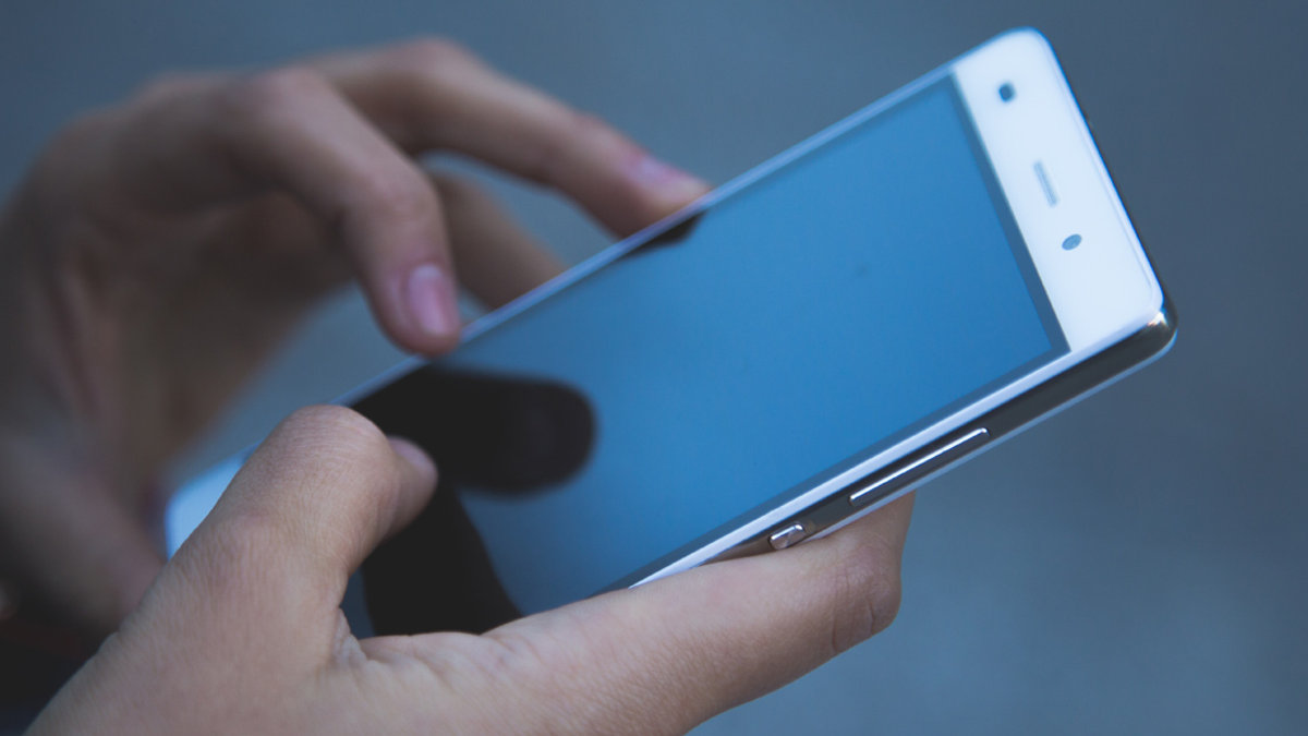 web3-hands-smartphone-touch-screen-pexels-cc0