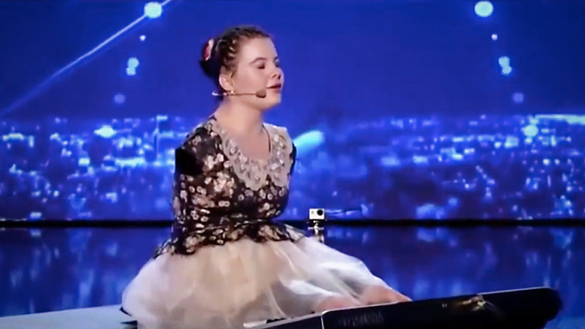 WEB3-LORELAI-MOSNEGUTU-A-MILLION-STARS-PIANO-SINGING-ROMANIA’S-GOT-TALENT-Credit-Surrealifez-YouTube