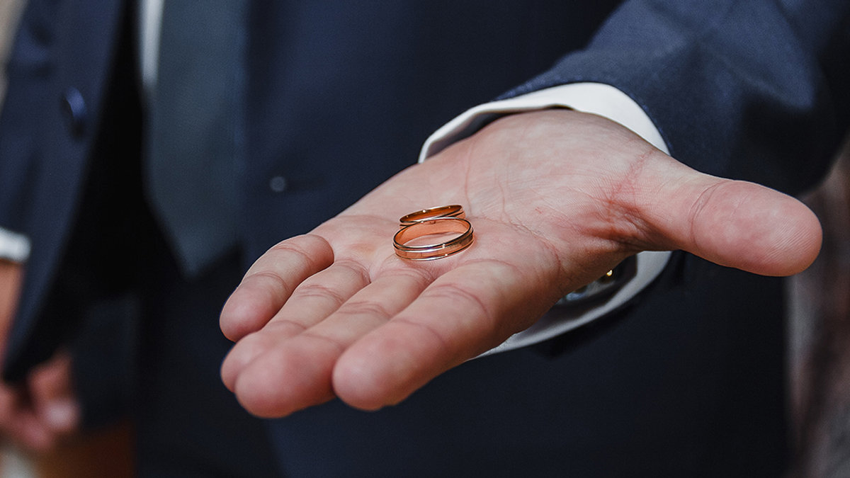 web3-man-hand-rings-marriage-frantic00-shutterstock