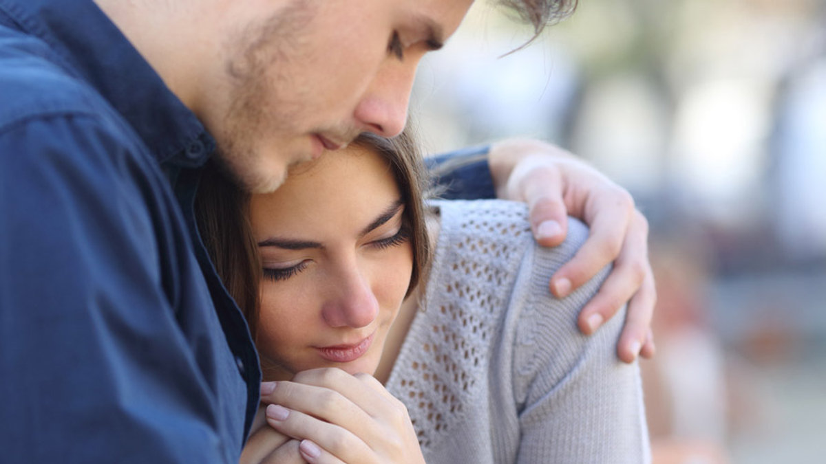 WEB3-MOURNING-SAD-FRIENDS-HUG-COUPLE-Shutterstock_285296222-Antonio Guillem-AI