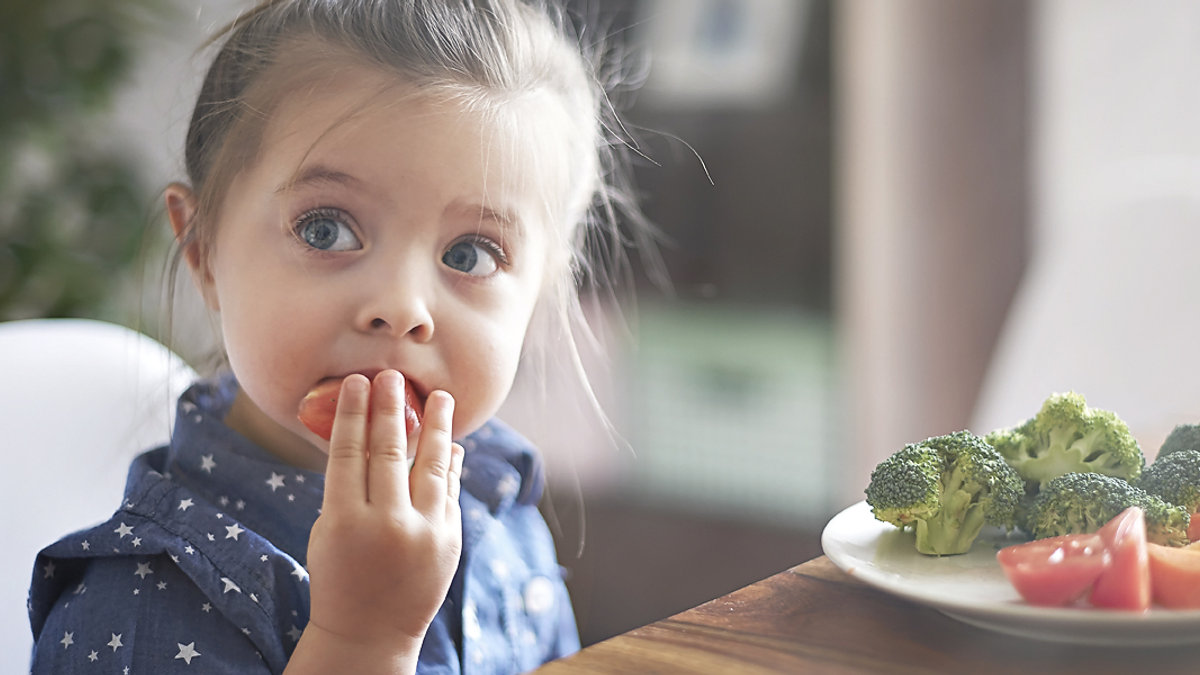 WEB3 TODDLER GIRL LUNCH VEGETABLES Shutterstock