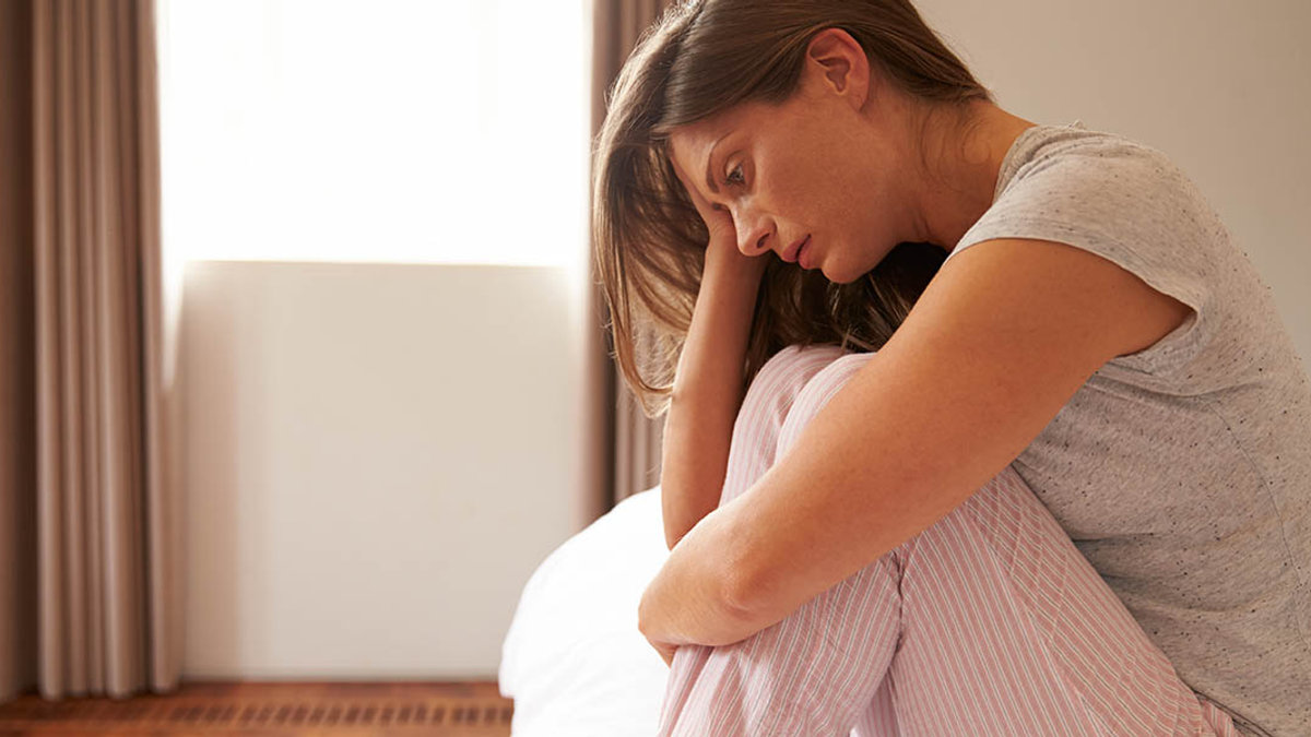 WEB3-WOMAN-BED-DEPRESSED-DEPRESSION-Shutterstock_310309007- Monkey Business Images-AI