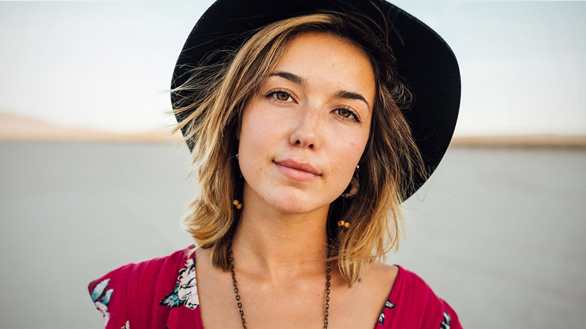 WEB3-WOMAN-HAT-RED-DRESS-STARE-LOOK-SMIRK-YOUNG-Joe-Gardner-Unsplash