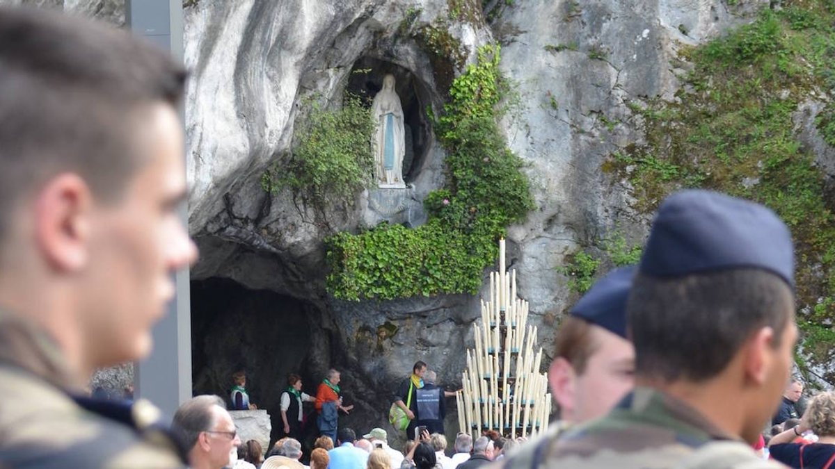 Père Christian Venard : “Béret rouge vissé sur la tête, en silence au pied de la Vierge”