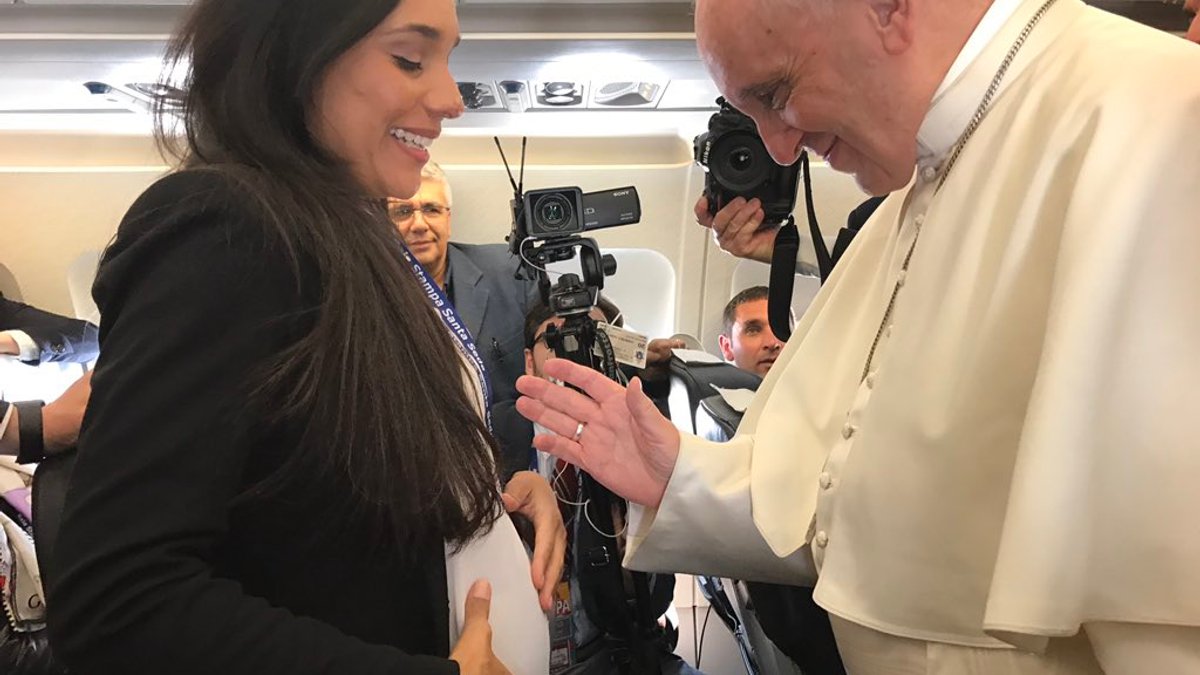 Anna Ferreira abençoada pelo papa