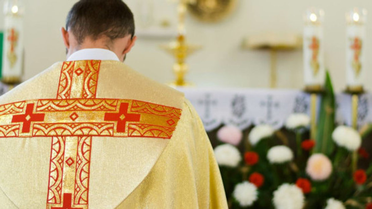 SACERDOTE SUICIDIO DEPRESSIONE
