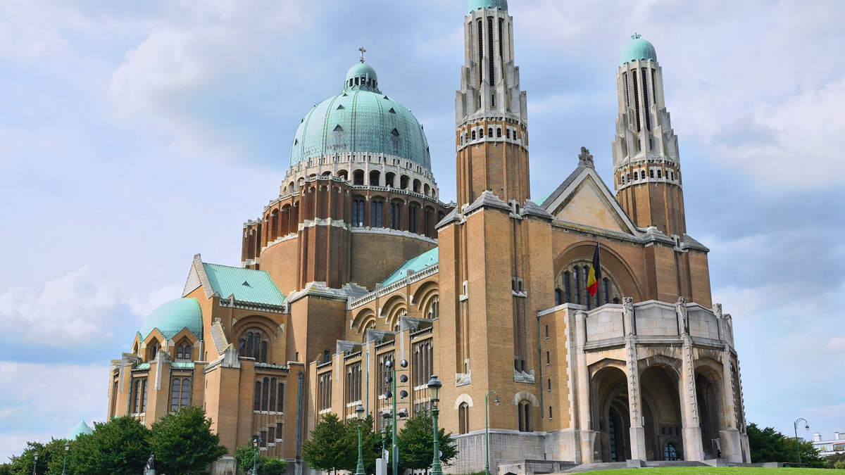 WEB - Koekelberg Basilica Of The Sacred Heart is one of architectural symbols of Brussels © skyfish - Shutterstock -shutterstock_112076000