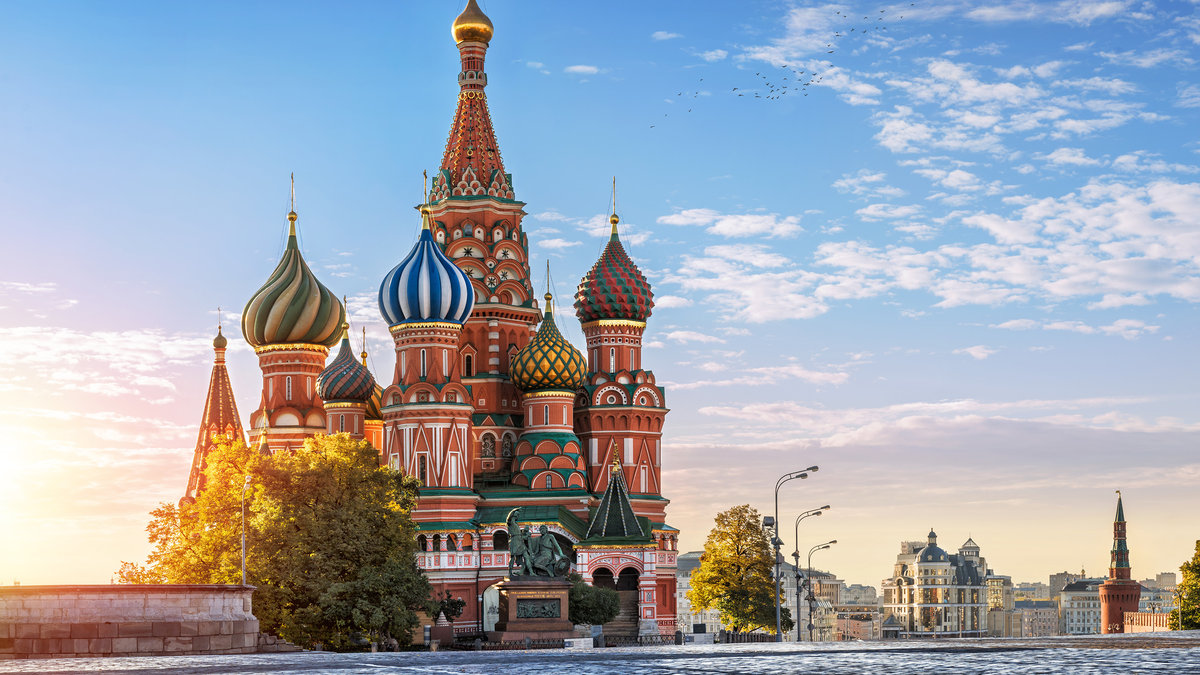 WEB – St. Basil’s Cathedral on Red Square in Moscow and nobody around one autumn morning © Baturina Yuliya – Shutterstock – shutterstock_508812862