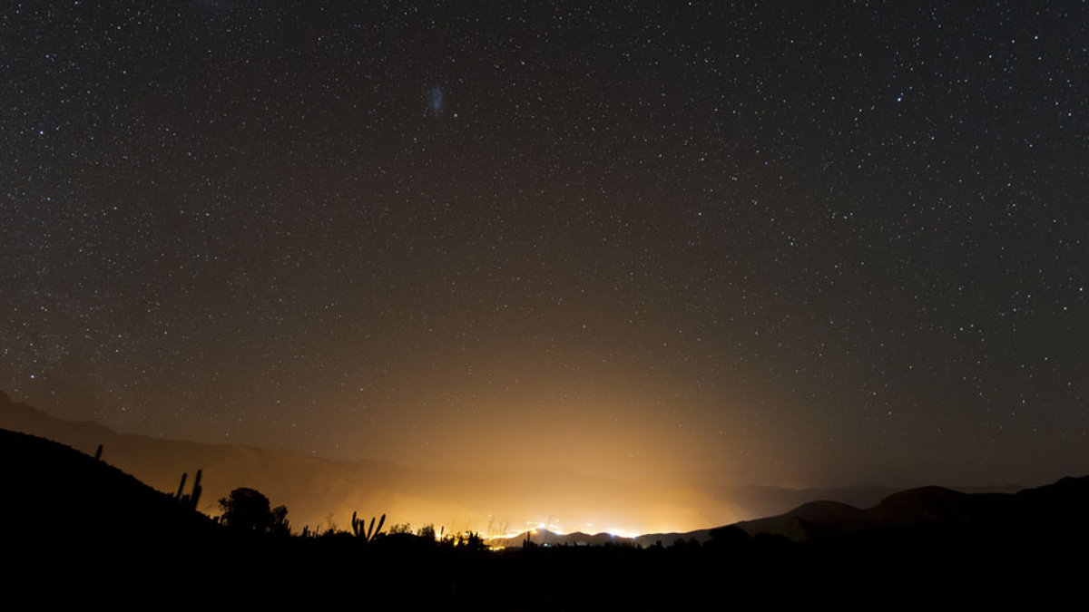 WEB3-CHILE-POLLUTION-LIGHT-NIGHT-shutterstock_592934645-Maria Cirano-AI