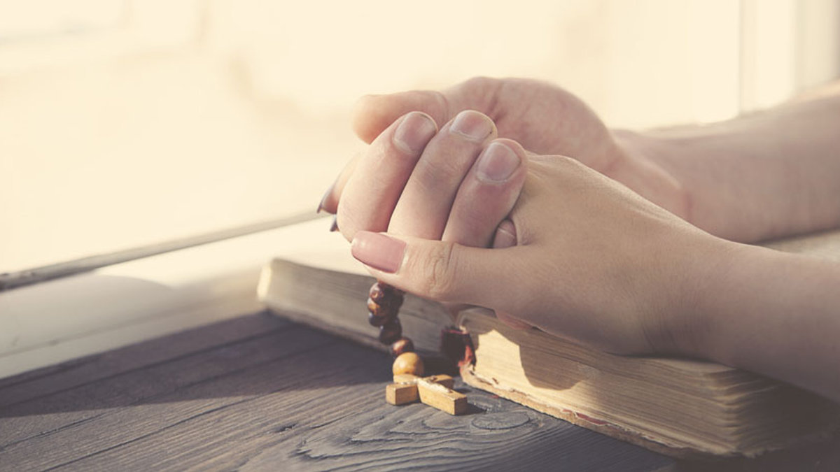 WEB3-COUPLE-HANDS-PRAYING-ROSARY-shutterstock_423746332-Tiko Aramyan-AI