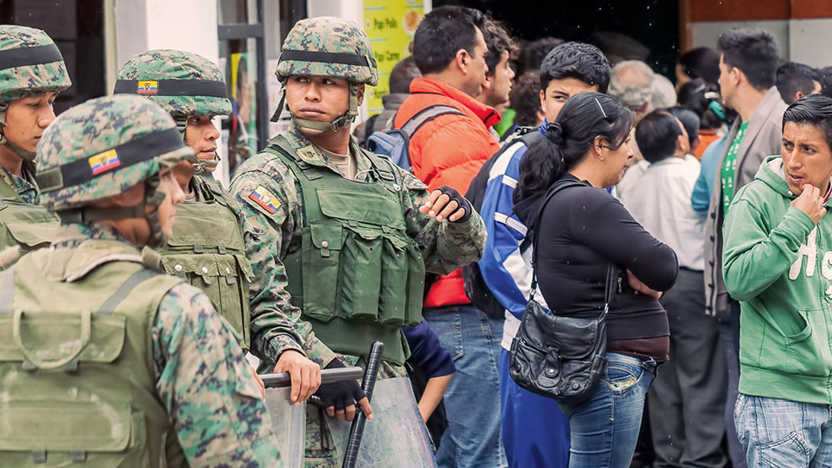 WEB3-ECUADOR-ARMY-SOLDIERS-Shutterstock_493932067-Por KalypsoWorldPhotography-AI
