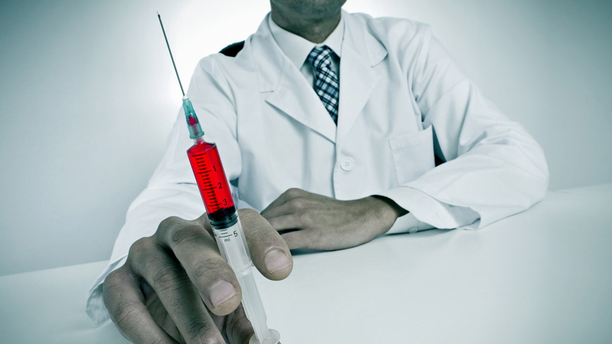 WEB3-EUTHANASIA-DOCTOR-SYRINGE-shutterstock_175423757-nito-AI