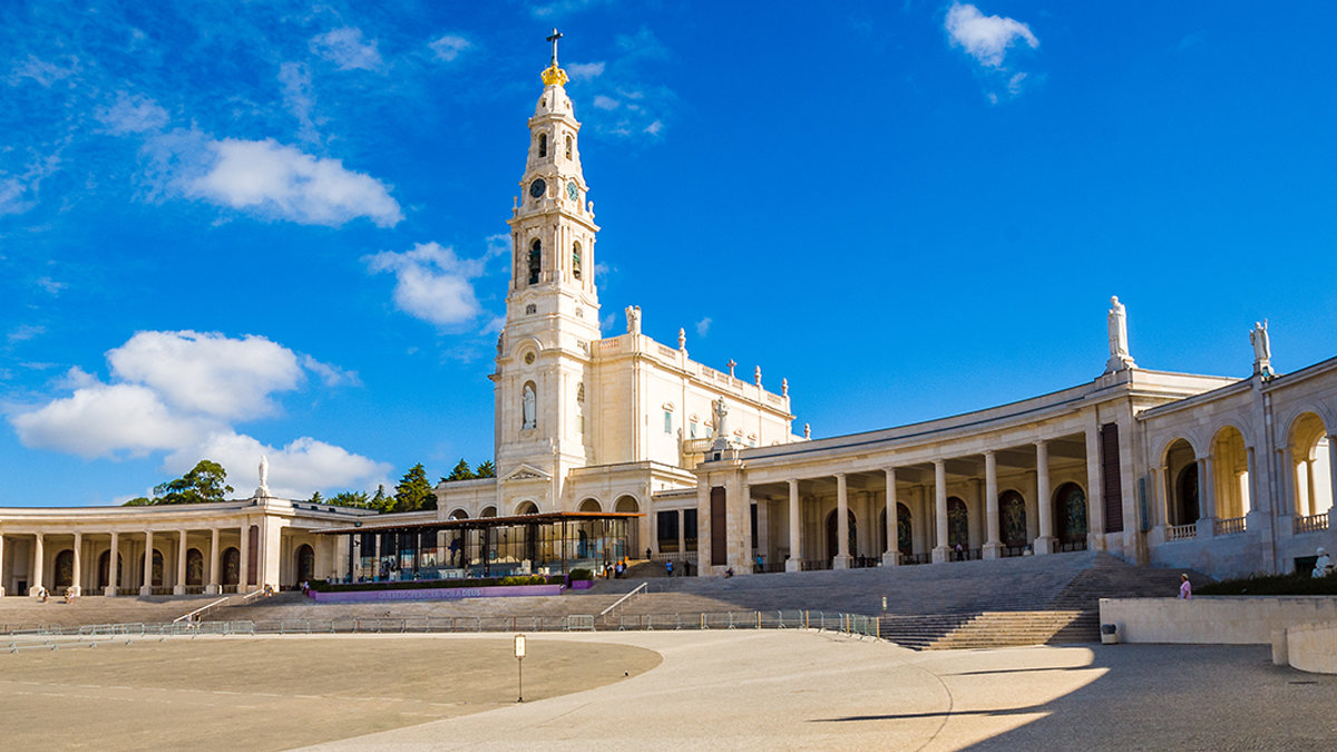 WEB3-FATIMA-SHRINE-PORTUGAL-EXTERIOR-shutterstock_570325228-Shutterstock
