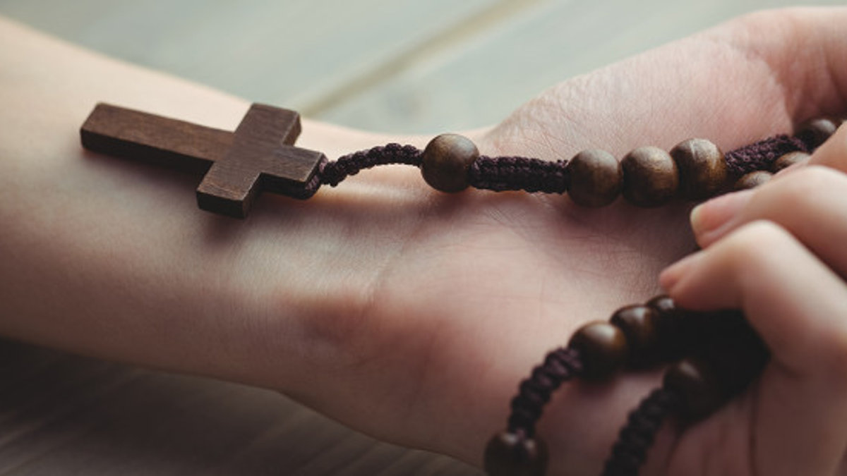 web3-hand-woman-rosary-beads-wood-brown-shutterstock_316798295-shutterstock
