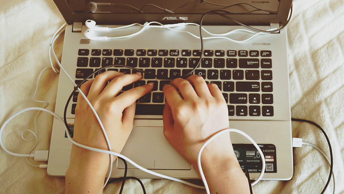 web3-hands-wires-offline-notebook-unsplash-cc0