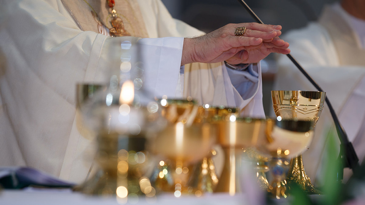web3-holy-mass-hands-eucharist-cavee-shutterstock