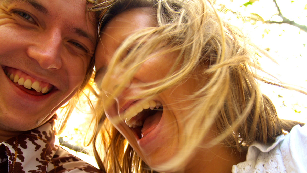 WEB3-LAUGHTER-JOY-HAPPY-LAUGH-COUPLE-OUTDOORS-Erik-Veland-CC